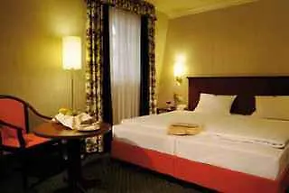 The Ascot Hotel Kolonia